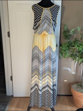 Signature by Sangria Yellow Black White Chevron Maxi Dress. Size 16.